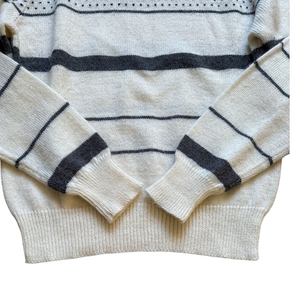 Queen’s Way to Fashion, Vintage Ladies Mock-neck Sweater, Size Large. - Picture 3 of 7